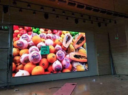 벽에 장착된 실내 디스플레이 화면